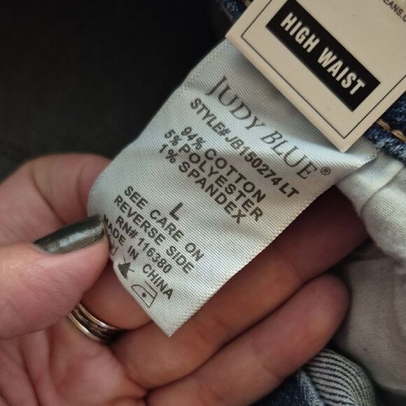 💲2️⃣0️⃣ Bundled ✔️Judy Blue Studded Blue Jean Shorts - Picture 9 of 9